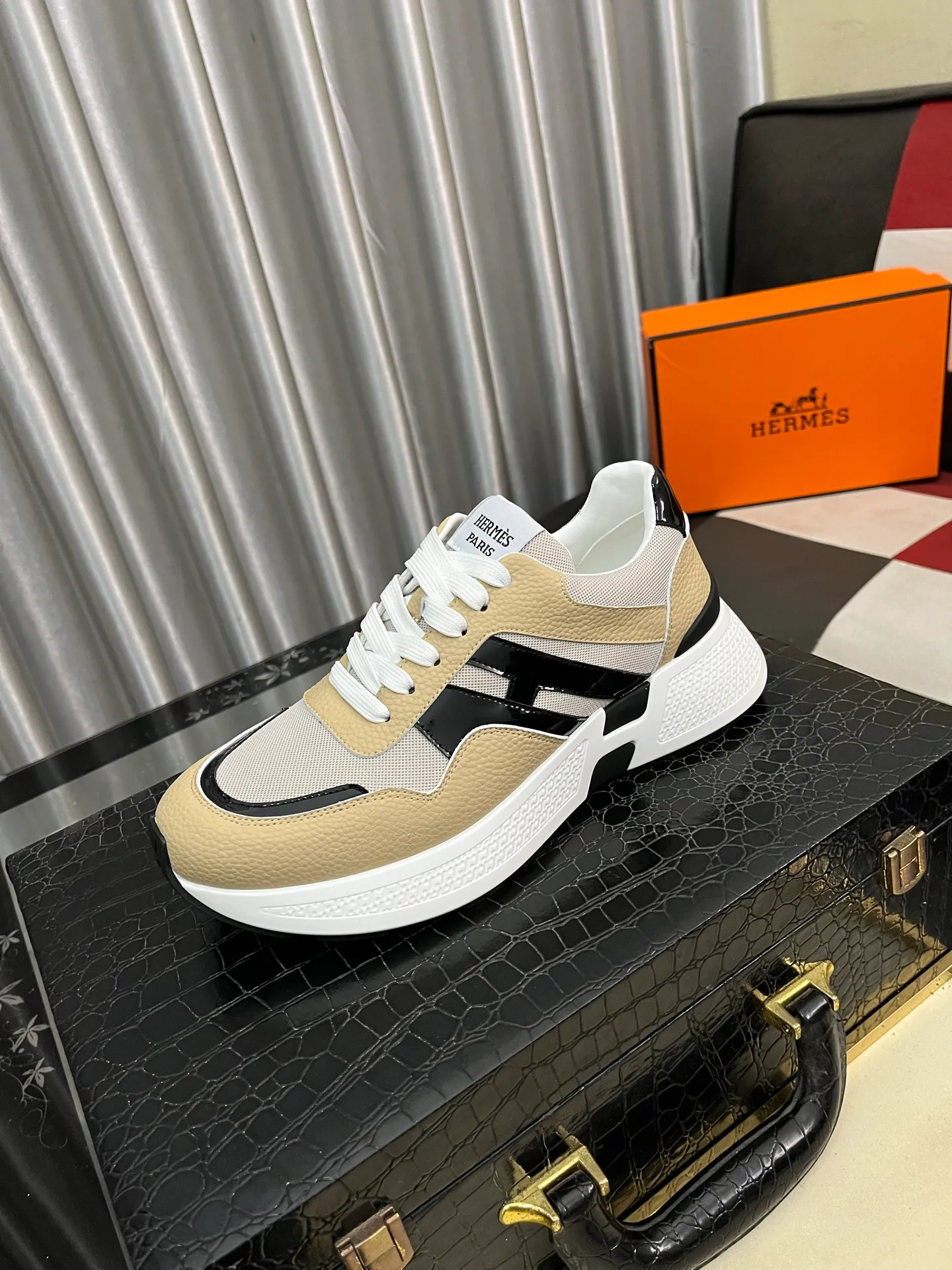 Men's shoes 💰540⌚️⌚️HERMES/Hermès Hugo thick-soled sneakers, casual men's shoes, these sneakers are made of imported first-layer cowhide leather and breathable mesh design. The contrasting color design creates a dynamic and modern shape. The front end of the toe is decorated with natural-color rubber inlays, which is novel and fashionable. The texture is incomparable, with cowhide lining and cowhide foot pads, the upper foot is comfortable and breathable, and the rubber sole is decorated with geometric patterns and iconic "H" details. A very personal one! Size: 38-44